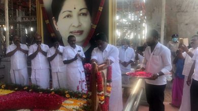 Photo of ஜெயலலிதா நினைவிடத்தில் மலர் தூவி ஆசி பெற்றனர்