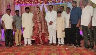 Photo of கொரோனாவால் நாடு திரும்ப முடியாத சூழல்: ஆன்லைனில் திருமணம் செய்த தம்பதி