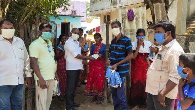 Photo of வீடு வீடாகச் சென்று முக கவசங்களை வழங்கிய விடுதலை சிறுத்தைகள் கட்சியினர்.
