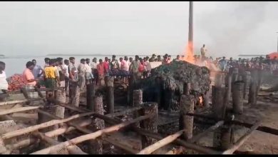 Photo of கொரோனாவால் வாழ்வாதாரம் இழந்த நிலையில் மீன் வலைகள் எரிந்ததால் கிராம மக்கள் சோகம்