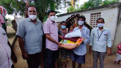 Photo of அரசு அதிகாரிக்கு பாராட்டு தெரிவிக்கும் பழங்குடியின மக்கள்….!